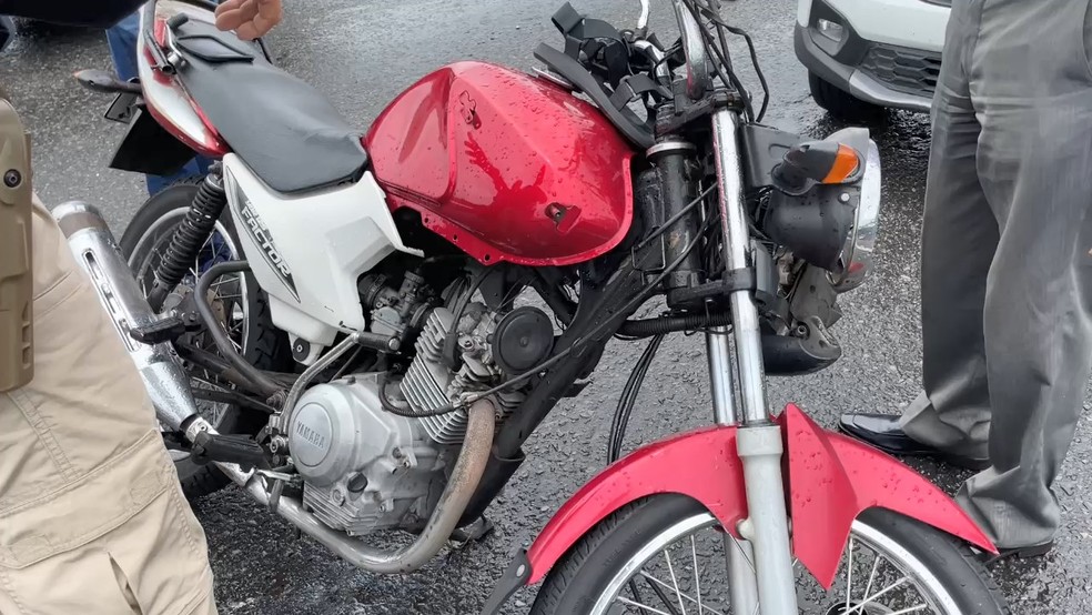 BR-324 é travada por acidente com morte envolvendo moto — Foto: Jefté Rodrigues/TV Bahia
