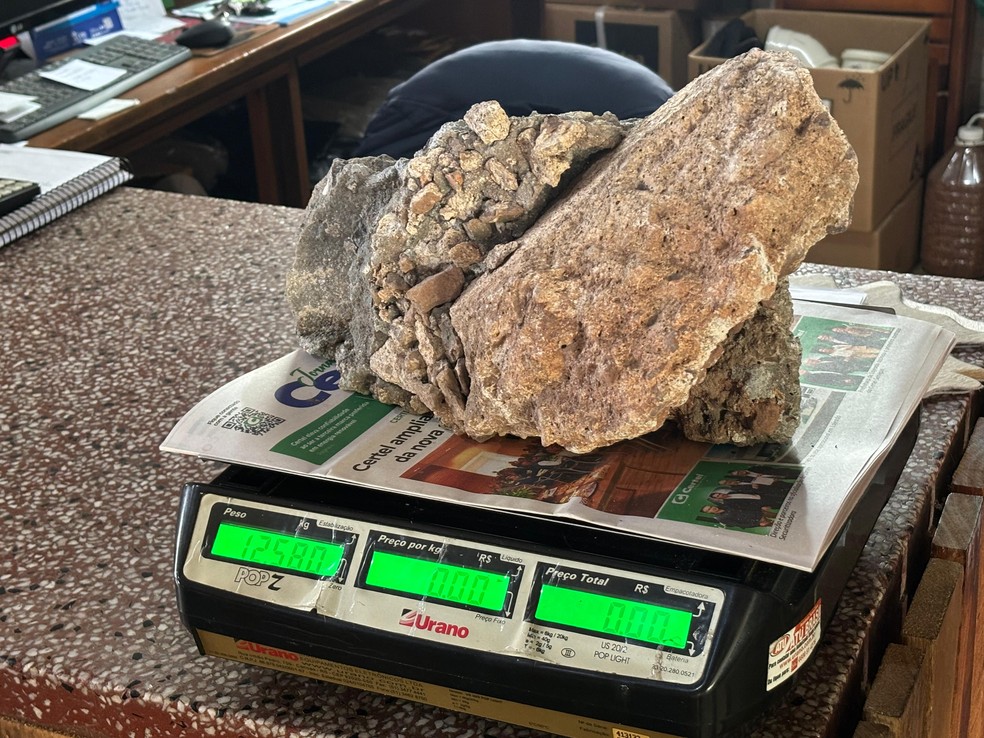Pedra de 12 kg que teria atingido caminhoneiro na BR-386, em Lajeado — Foto: Imagens cedidas/ Cicero Coppelo/ Rdio Independente