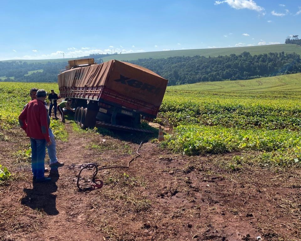 Após 13 dias atolado, caminhão é retirado de lavoura no Paraná; impasse gerou disputa e envolveu polícia