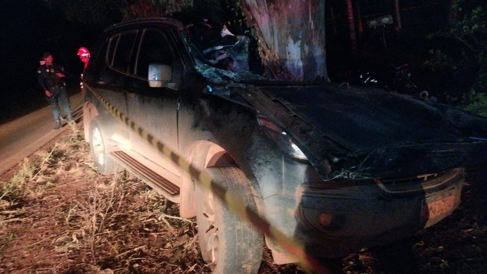 Carro ficou completamente destruído após acidente que matou homem de 40 anos, em MS — Foto: Corpo de Bombeiros