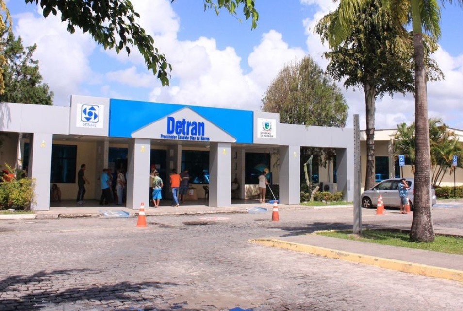 Homem é levado à delegacia após tentar transferir propriedade de moto de Hytalo Santos, em João Pessoa