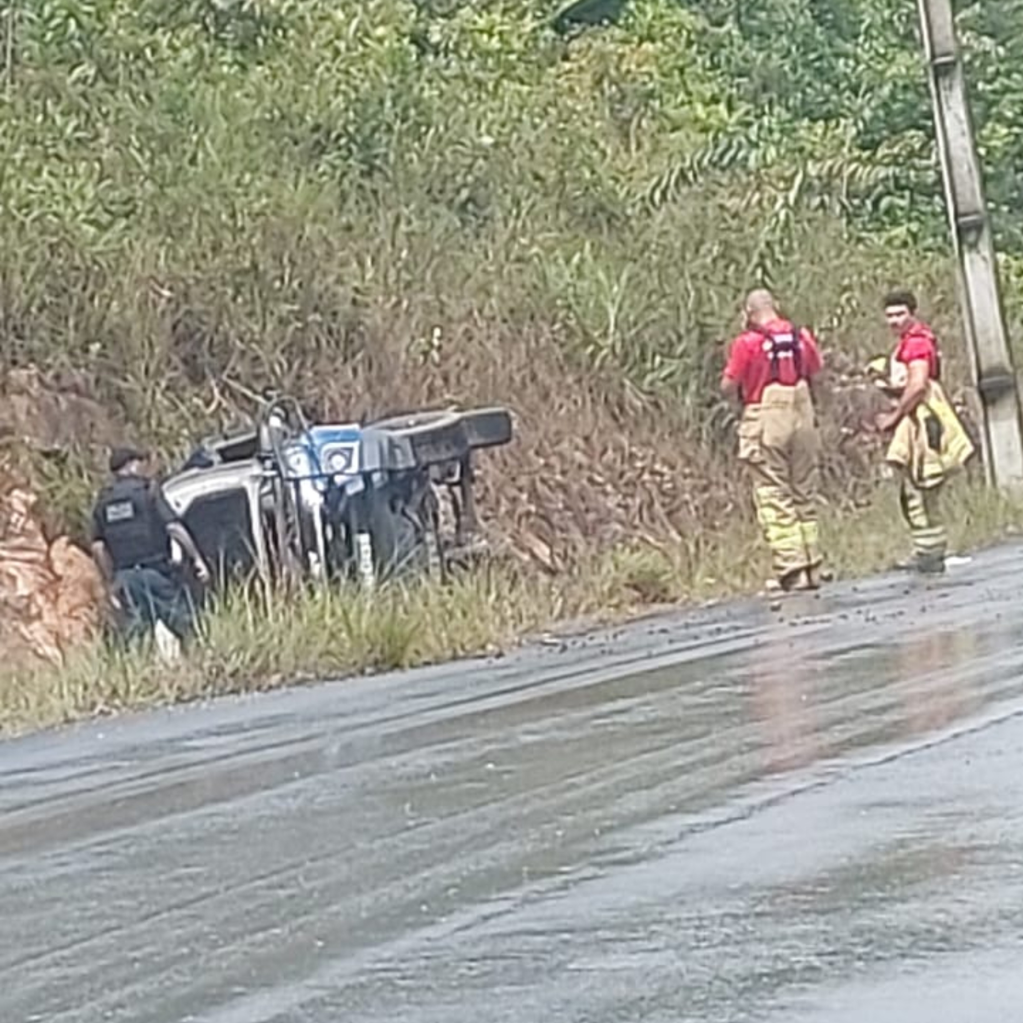 Quatro militares capotam na BR-174 em Pacaraima, ao Norte de Roraima