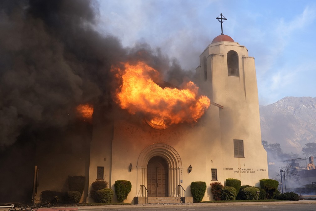 Fogo explode a janela central da Igreja da Comunidade de Altadena, em Los Angeles, aps o local ser atingido pelo incndio florestal Eaton — Foto: Chris Pizzello/AP