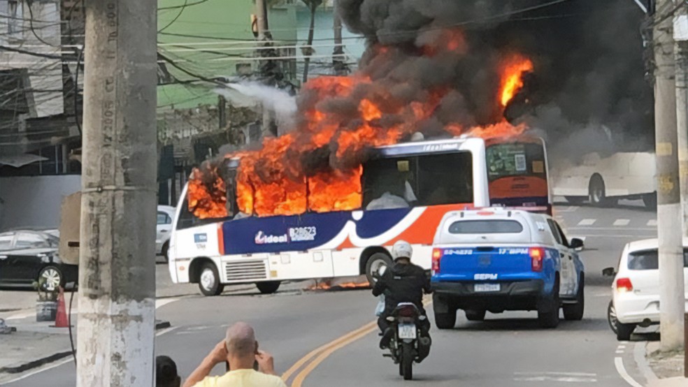 Ônibus é incendiado na Ilha do Governador — Foto: Reprodução