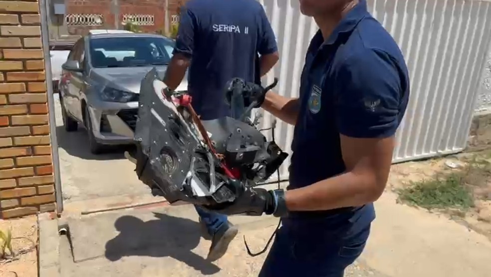 Peritos recolhem equipamento de girocóptero que caiu no RN — Foto: Reprodução/Inter TV Costa Branca