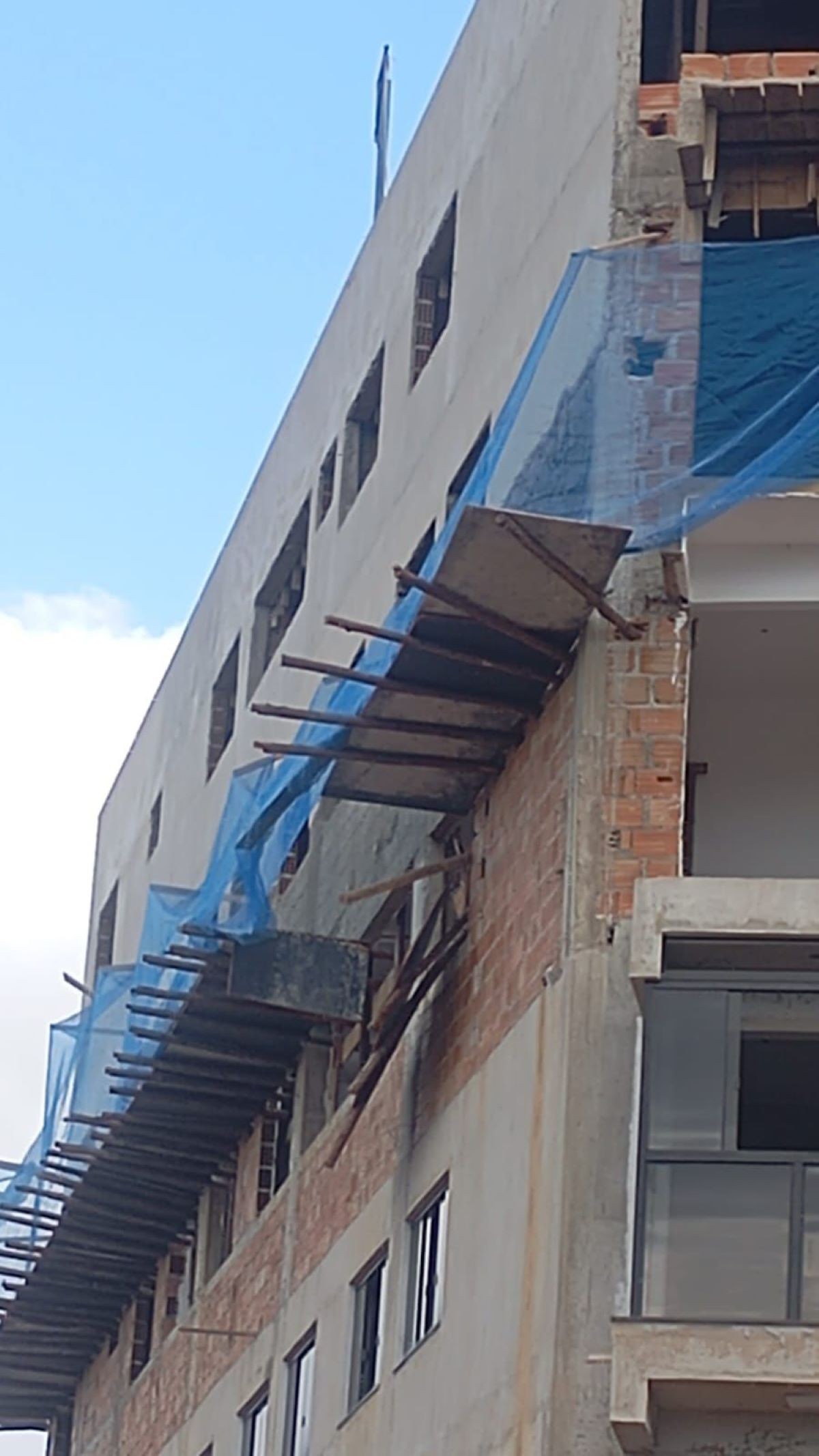 Pedreiros morrem ao caírem de andaime de 10 metros em obra de MG