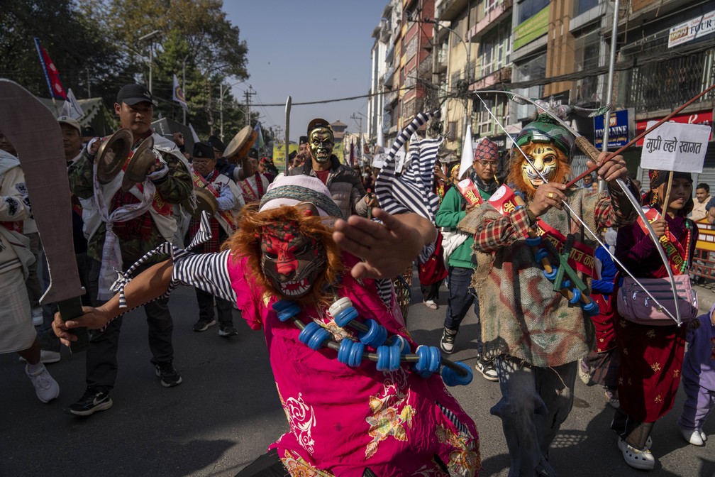 Homens vestidos como animais dançam em  desfile para marcar o início do novo ano, conhecido como "Tamu Loshar" em Katmandu, Nepal, neste domingo (31) — Foto: Niranjan Shrestha/AP