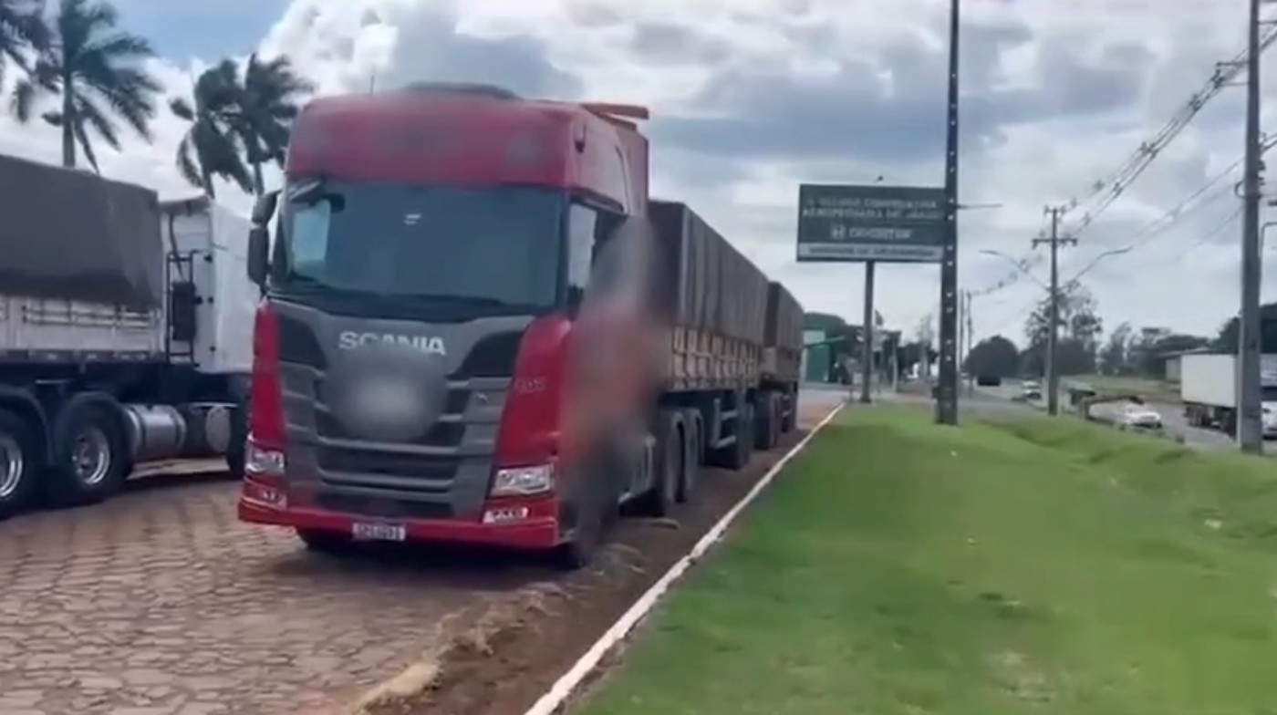 Caminhoneiro sai bêbado de churrasco e dirige 380 quilômetros até ser parado pela PRF, no Paraná