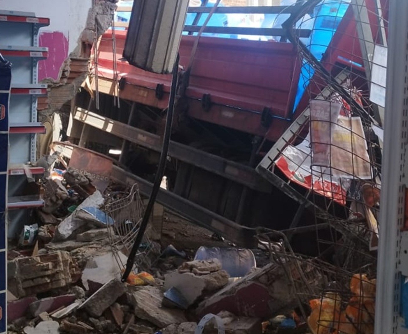 Caminhão desgovernado invade mercado e bate em três veículos; vídeo mostra pedestre escapando de ser atropelado