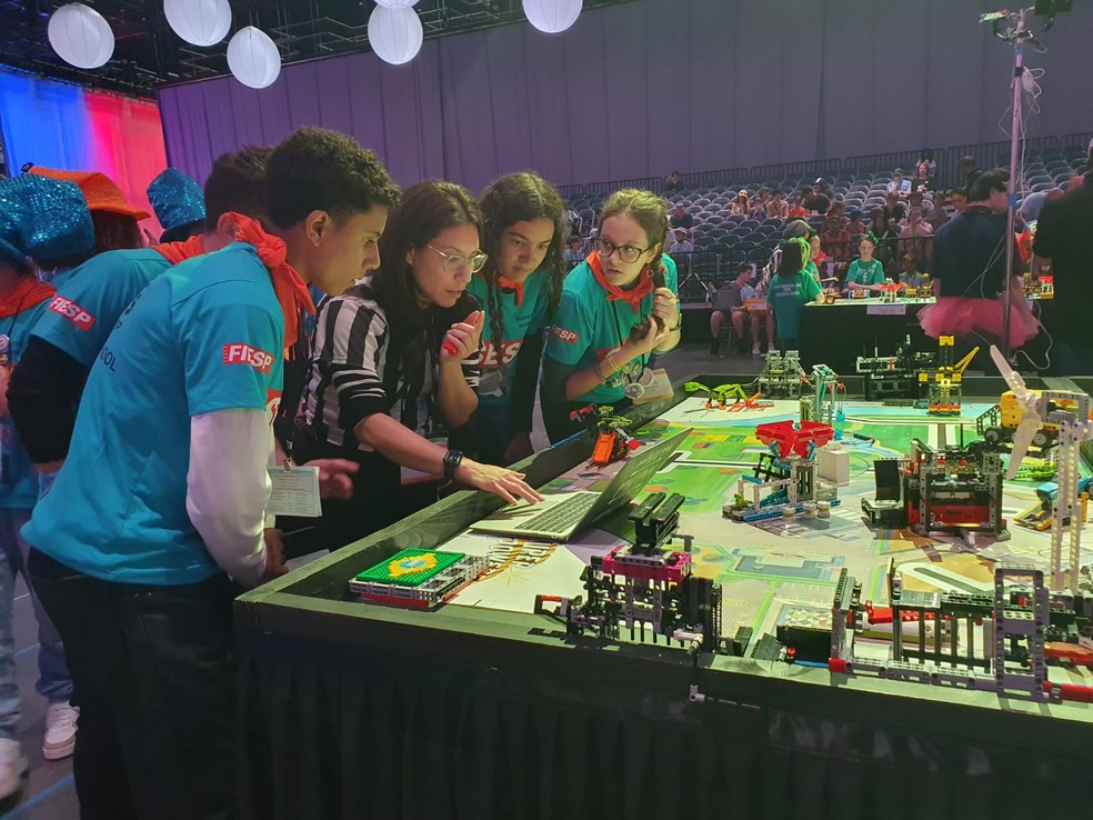 Alunos de Ourinhos (SP) FLL Western Edge Open, torneio de robótica que aconteceu na cidade de Long Bech — Foto: Divulgação
