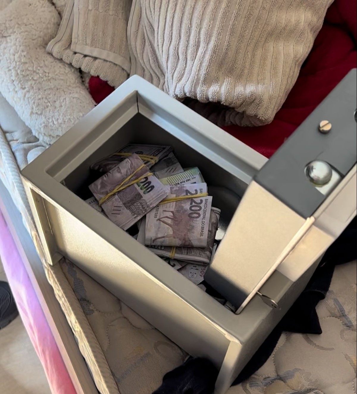jovem-preso-com-notas-falsificadas-de-real-d-lar-e-euro-em-itatinga
