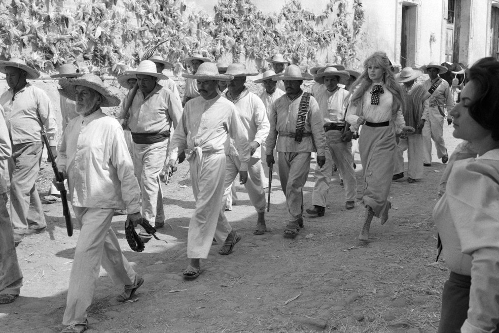 A atriz francesa Brigitte Bardot durante as filmagens de "Viva Maria!", dirigido por Louis Malle, no México, em 6 de fevereiro de 1965. — Foto: Jean-Claude Delmas/AFP
