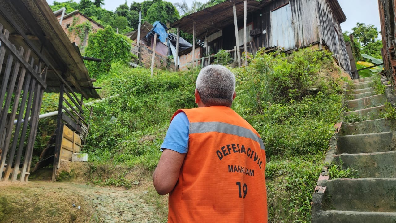 Tubulação rompe após forte chuva e água invade casas na Zona Norte de Manaus