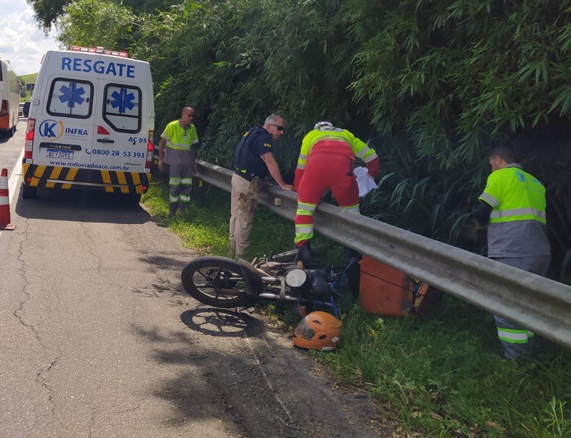 Homem sofre queda de moto após pneu furar na Lúcio Meira, em Barra do Piraí