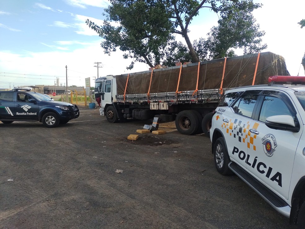Caminhão estava estacionado em posto de combustíveis na Rodovia Miguel Jubran em Assis — Foto: Polícia Rodoviária / Divulgação