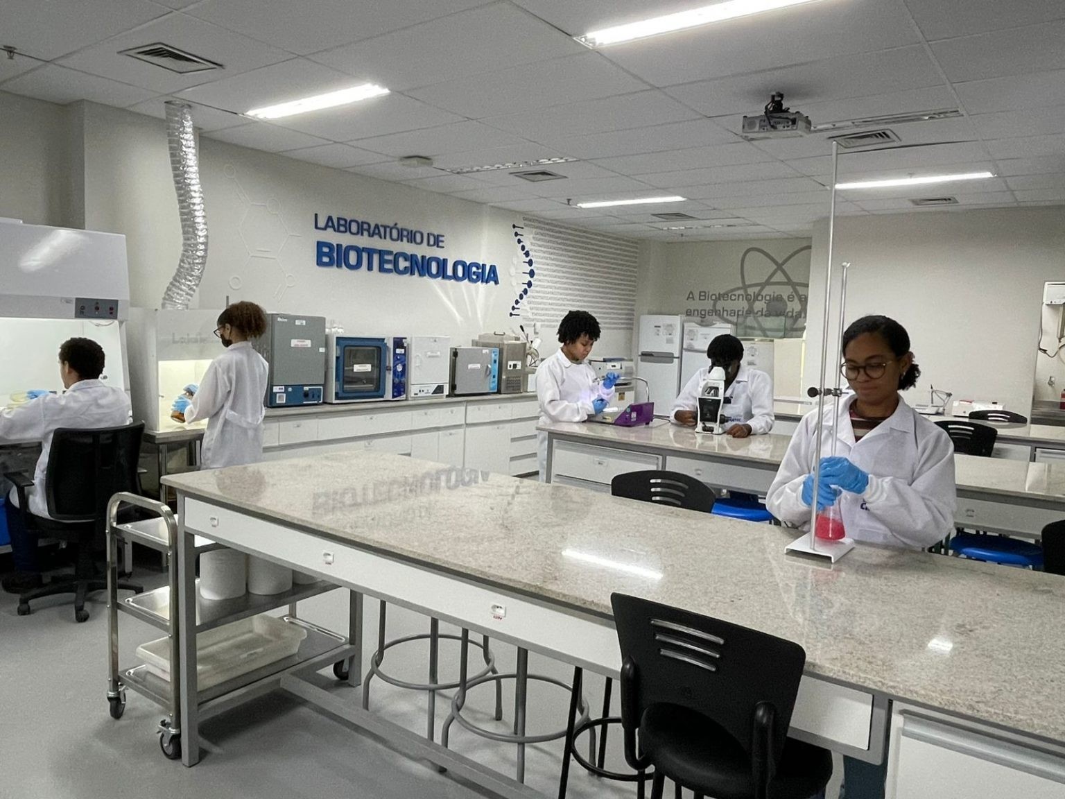 Senai Bahia abre inscrições para 230 vagas em cursos de pós-técnico com bolsas de estudo para ex-alunos