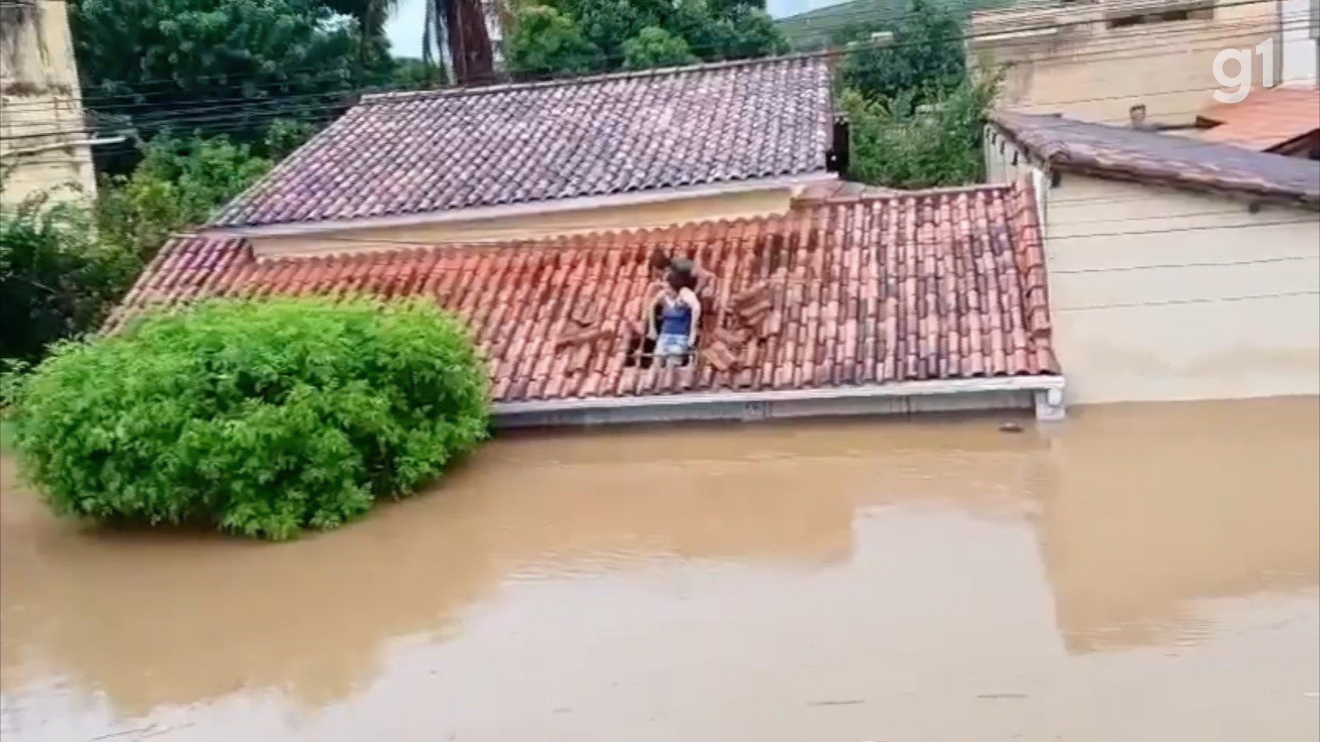 Chuva deixa distrito de Santo Eduardo, em Campos, debaixo d'água; vídeo mostra vítima resgatada pelo telhado