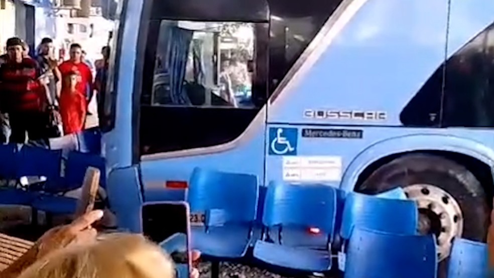 Ônibus invade setor de embarque da Rodoviária de São Luís e deixa uma pessoa ferida — Foto: Reprodução/Redes sociais