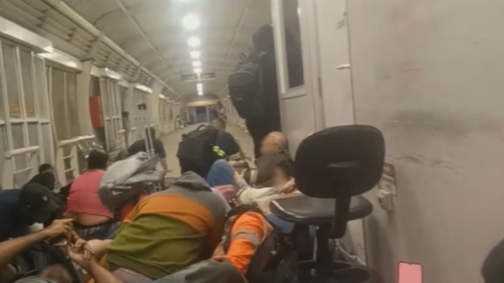VÍDEO: passageiros do BRT se abaixam para se proteger de intenso tiroteio na Avenida Brasil