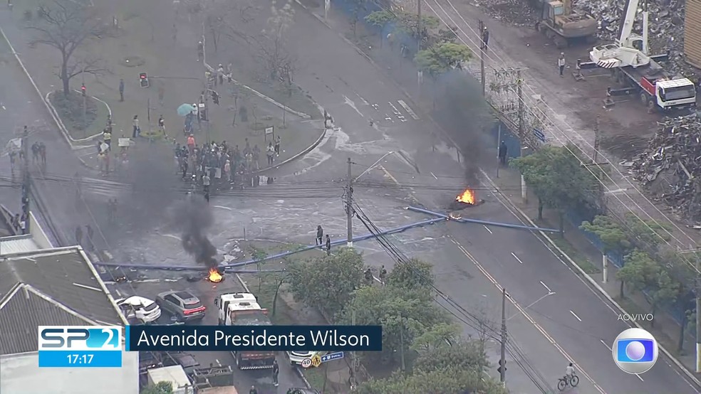 Moradores bloqueiam avenida Presidente Wilson, região da Mooca, durante protesto — Foto: TV Globo