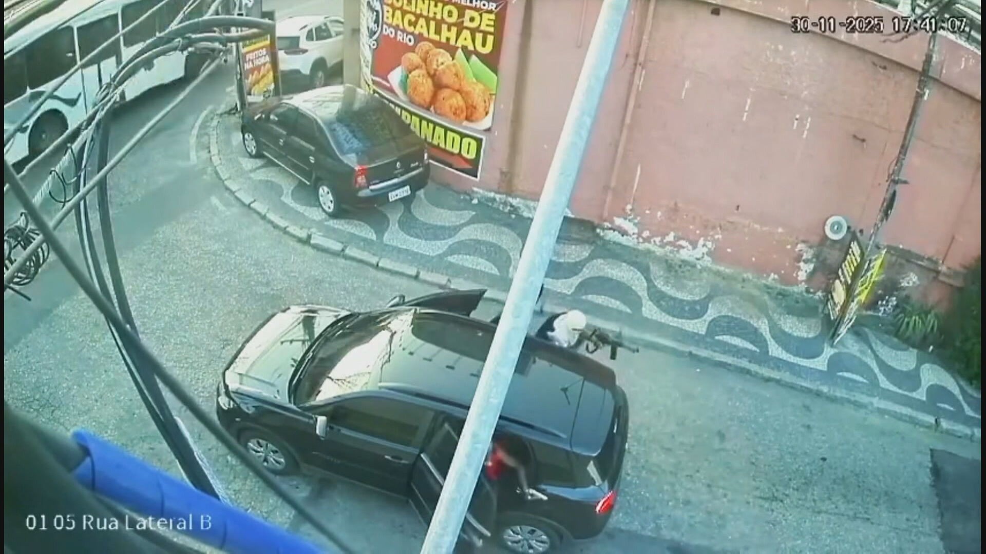 Imagens mostram criminosos com fuzis abordando motoristas em rua de Nova Iguaçu 