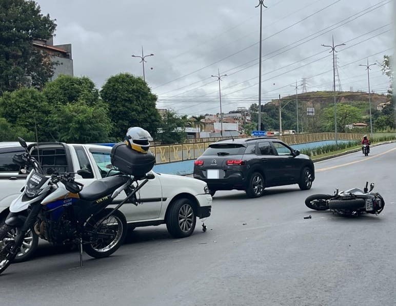 Jovem fica ferido em acidente entre carro e moto na Rodovia dos Metalúrgicos, em Volta Redonda