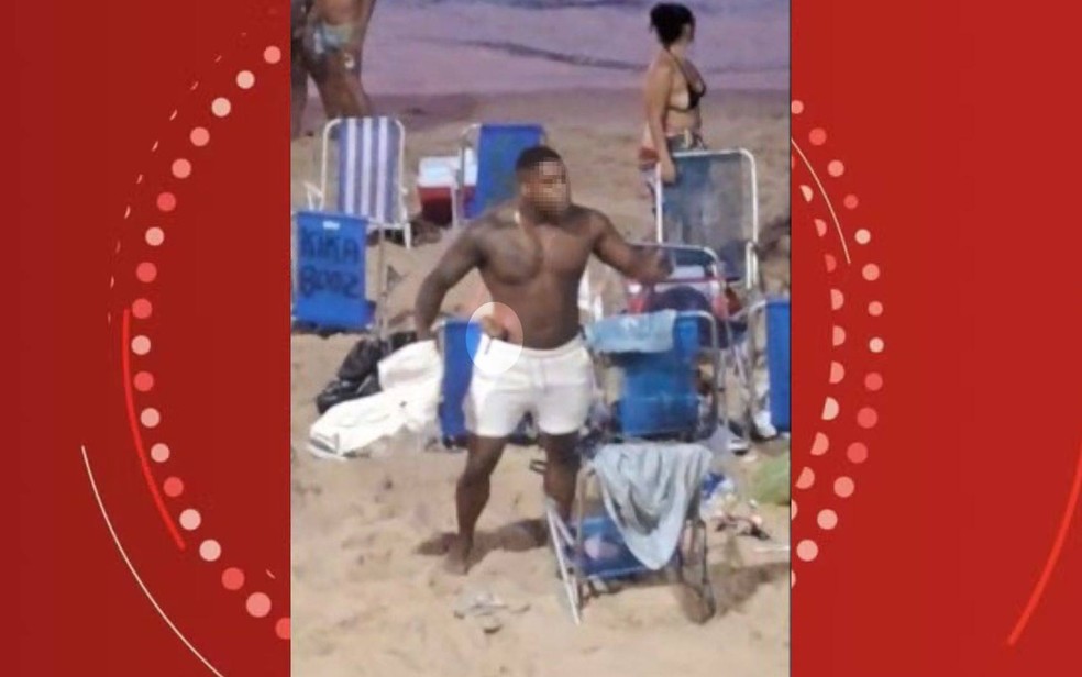 Testemunhas filmaram suspeito armado em praia da Bahia — Foto: Reprodução/Redes Sociais