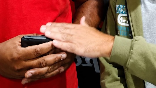 Homem encontra carteira com R$ 2 mil e mobiliza rádio para encontrar dono