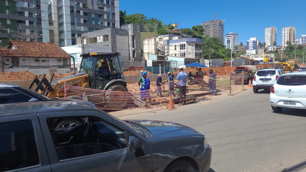 Abastecimento de água foi interrompido em alguns bairros nesta sexta-feira (15) — Foto: Rildo de Jesus/ TV Bahia