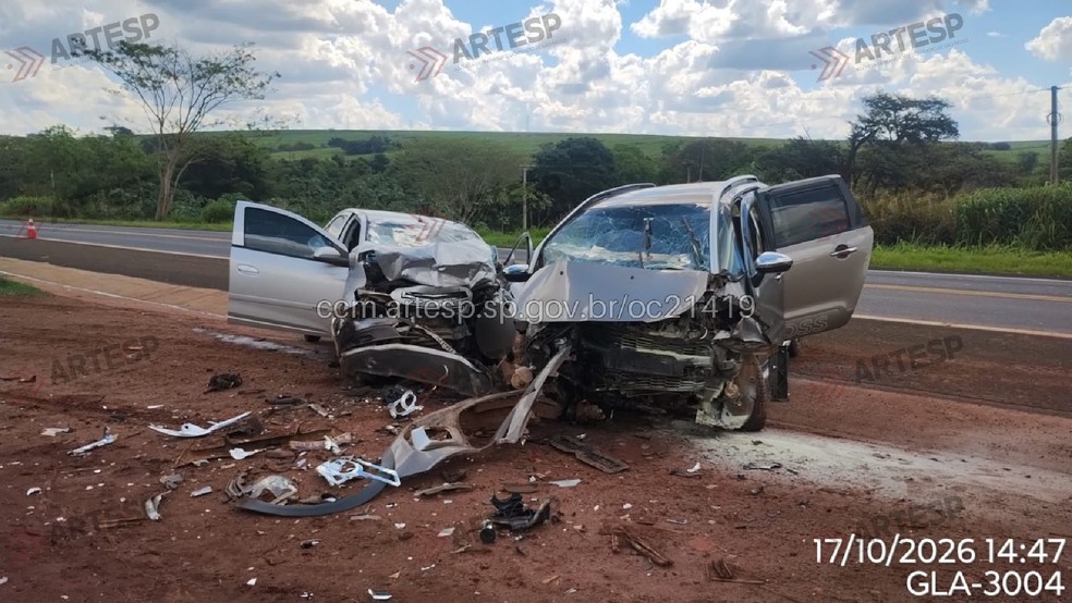 1 de 2
Acidente com dois carros deixa uma pessoa morta e outras tr&ecirc;s feridas na tarde de s&aacute;bado (17), na SP-261 em Borac&eacute;ia (SP) &mdash; Foto: Portal CCM &mdash; ARTESP (ccm.artesp.sp.gov.br)