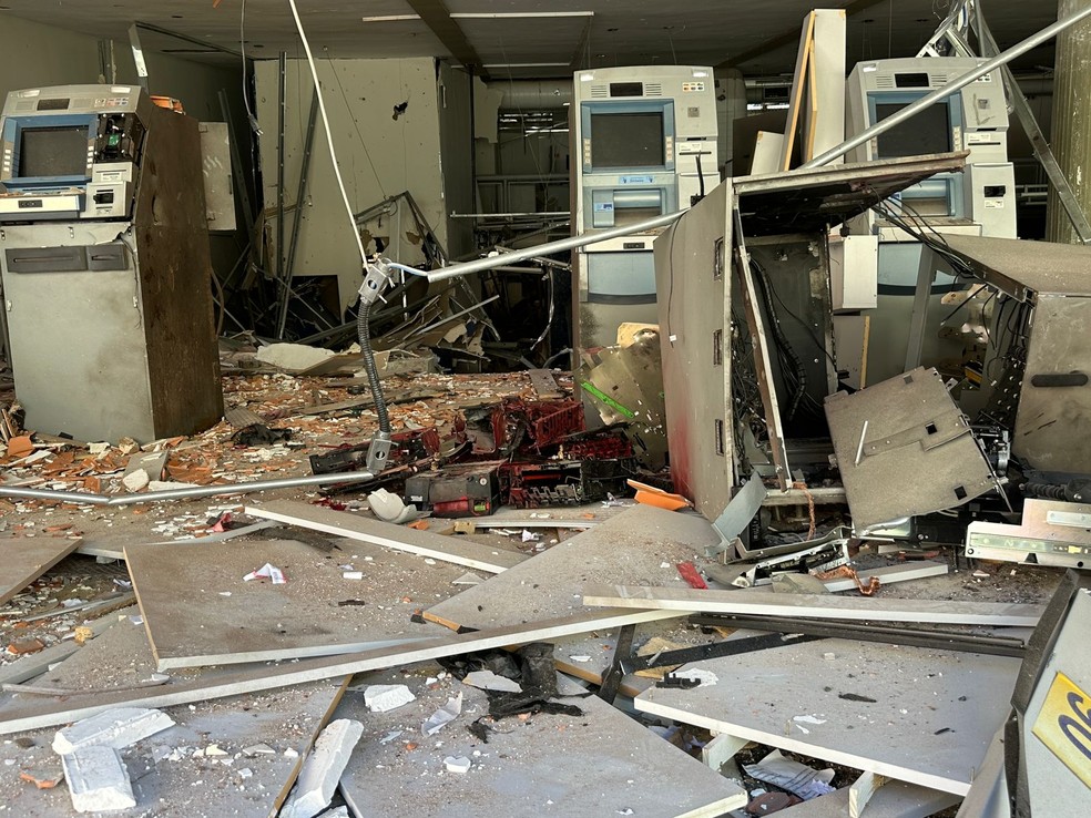 Criminosos explodem duas agências bancárias em Paraibuna, no interior de São Paulo — Foto: Peterson Grecco/TV Vanguarda