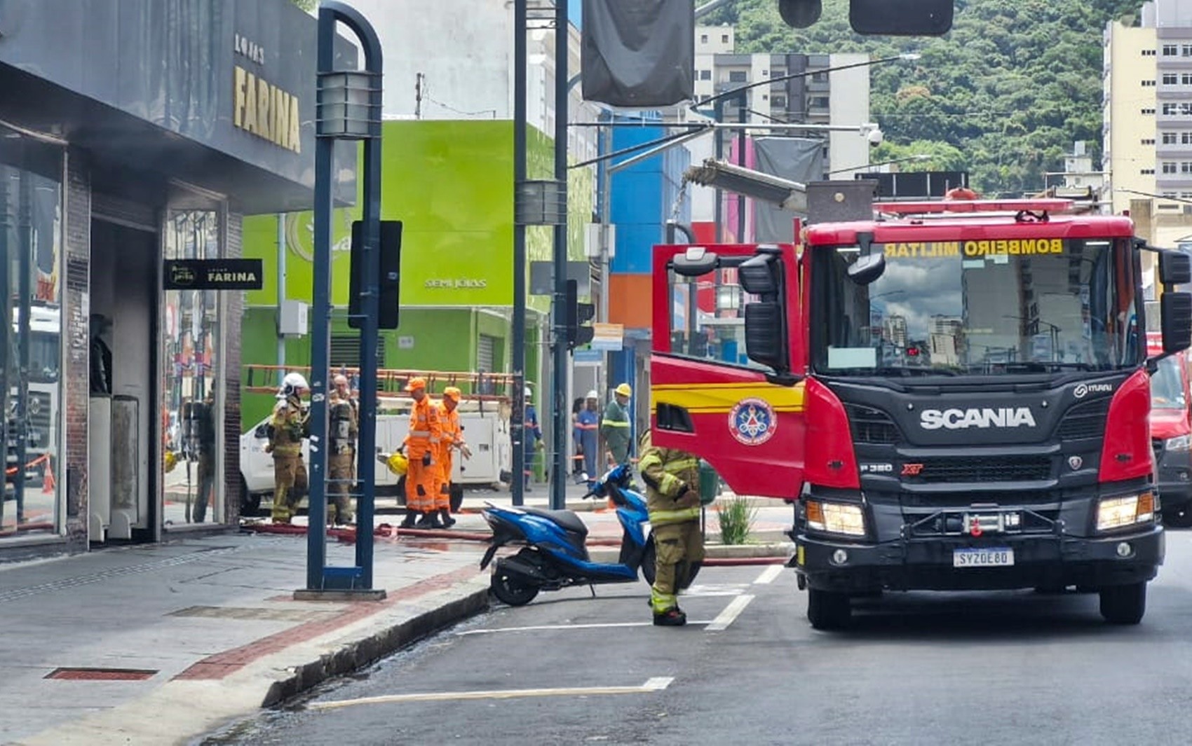 Incêndio atinge loja de roupas no Centro de Poços de Caldas, MG