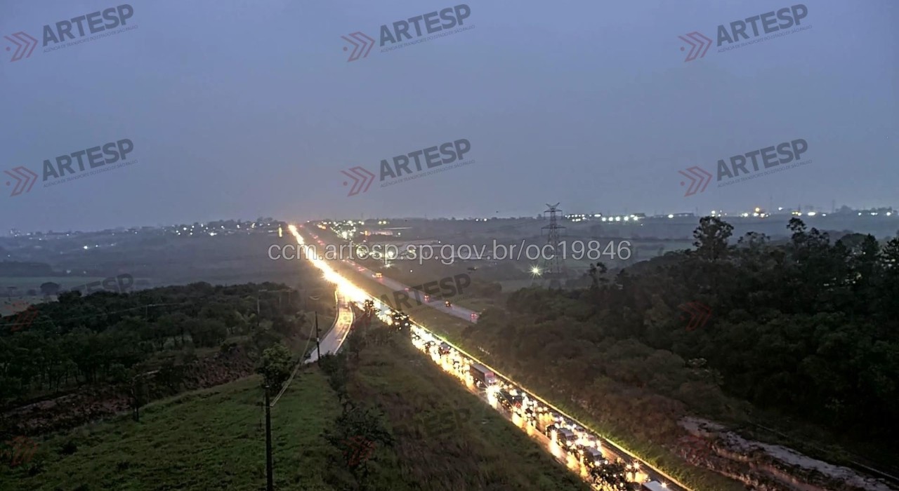 Acidente entre três caminhões interdita Castelinho em Itu