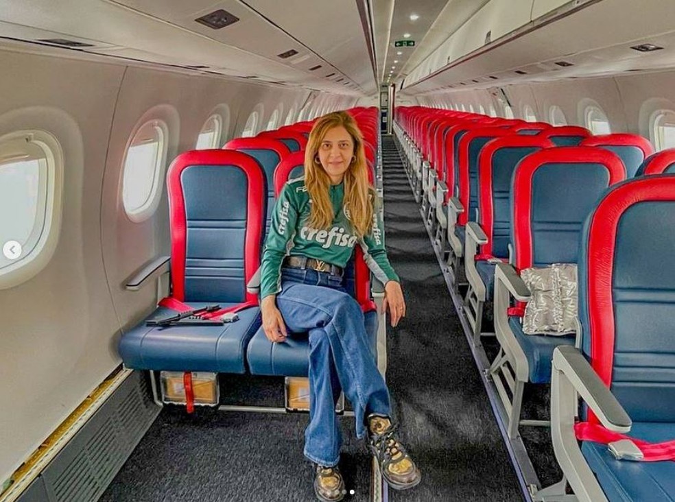 Presidente do Palmeiras, Leila Pereira, dentro do avião que foi comprados para levar a equipe para jogos fora de casa — Foto: Reprodução/Instagram