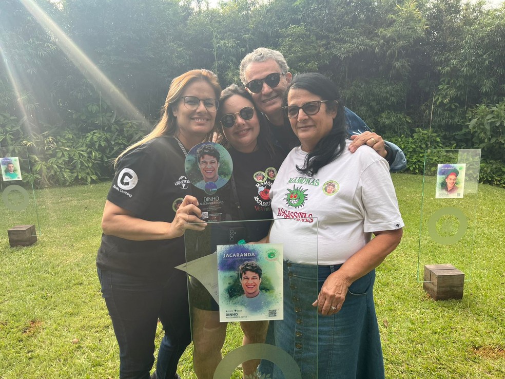 Família do cantor Dinho, do Mamonas Assassinas — Foto: Paola Patriarca/g1