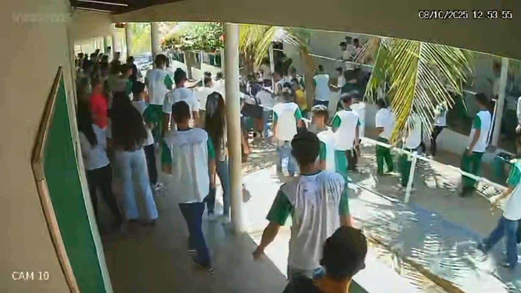 Vídeo: alunos se agridem durante briga após partida de futebol em escola no Piauí