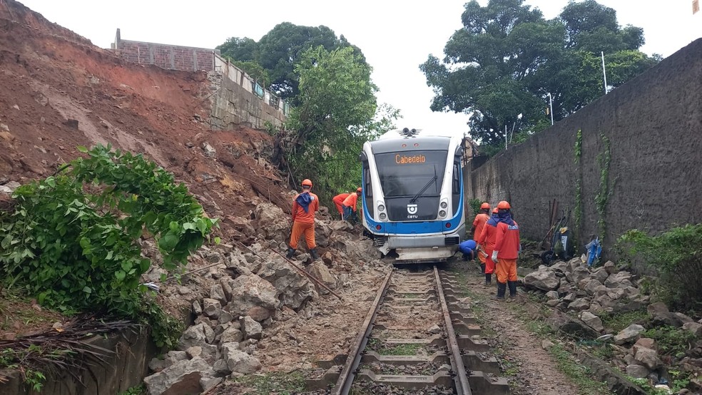 Trem fica parado após ser atingido por queda de barreira em João Pessoa — Foto: Antônio Vieira/TV Cabo Branco