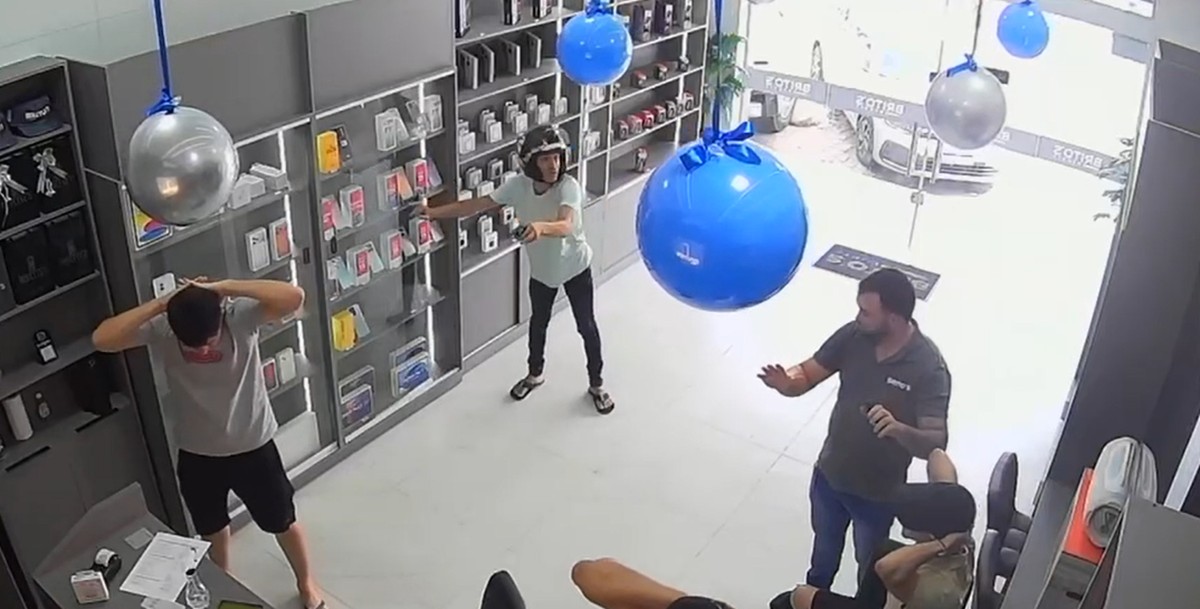 Câmeras flagram assalto em loja de eletrônicos, no Sertão da Paraíba; VÍDEO