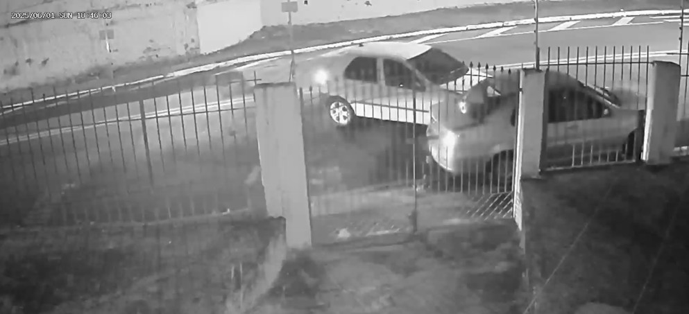 Motorista com sinais de embriaguez é preso após bater em carro estacionado; vídeo