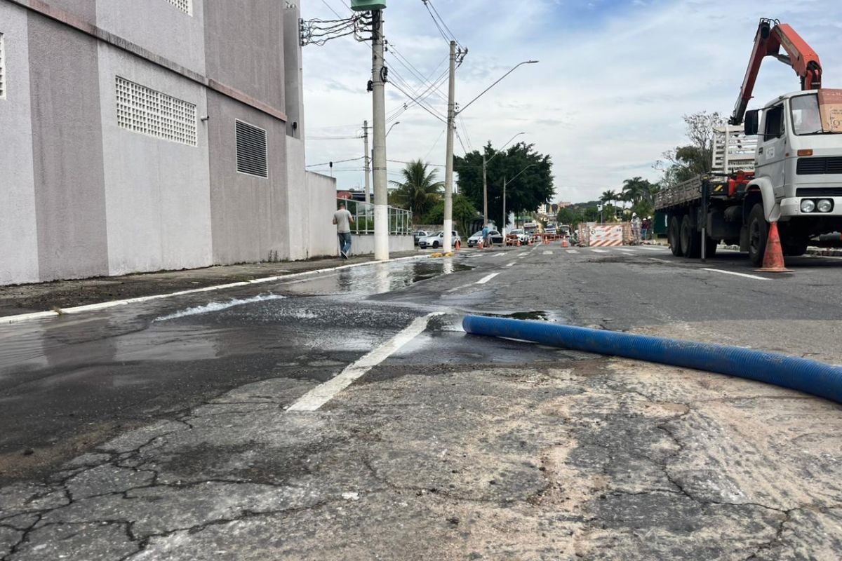 Rompimento de adutora afeta cerca de 90 mil moradores em Jacareí nesta segunda-feira (27)