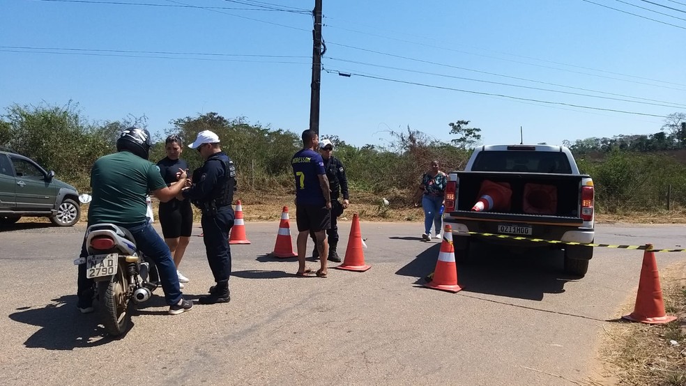 Área perto do presídio foi bloqueada e policiais fazem barreira  — Foto: Eldérico Silva/Rede Amazônica Acre 