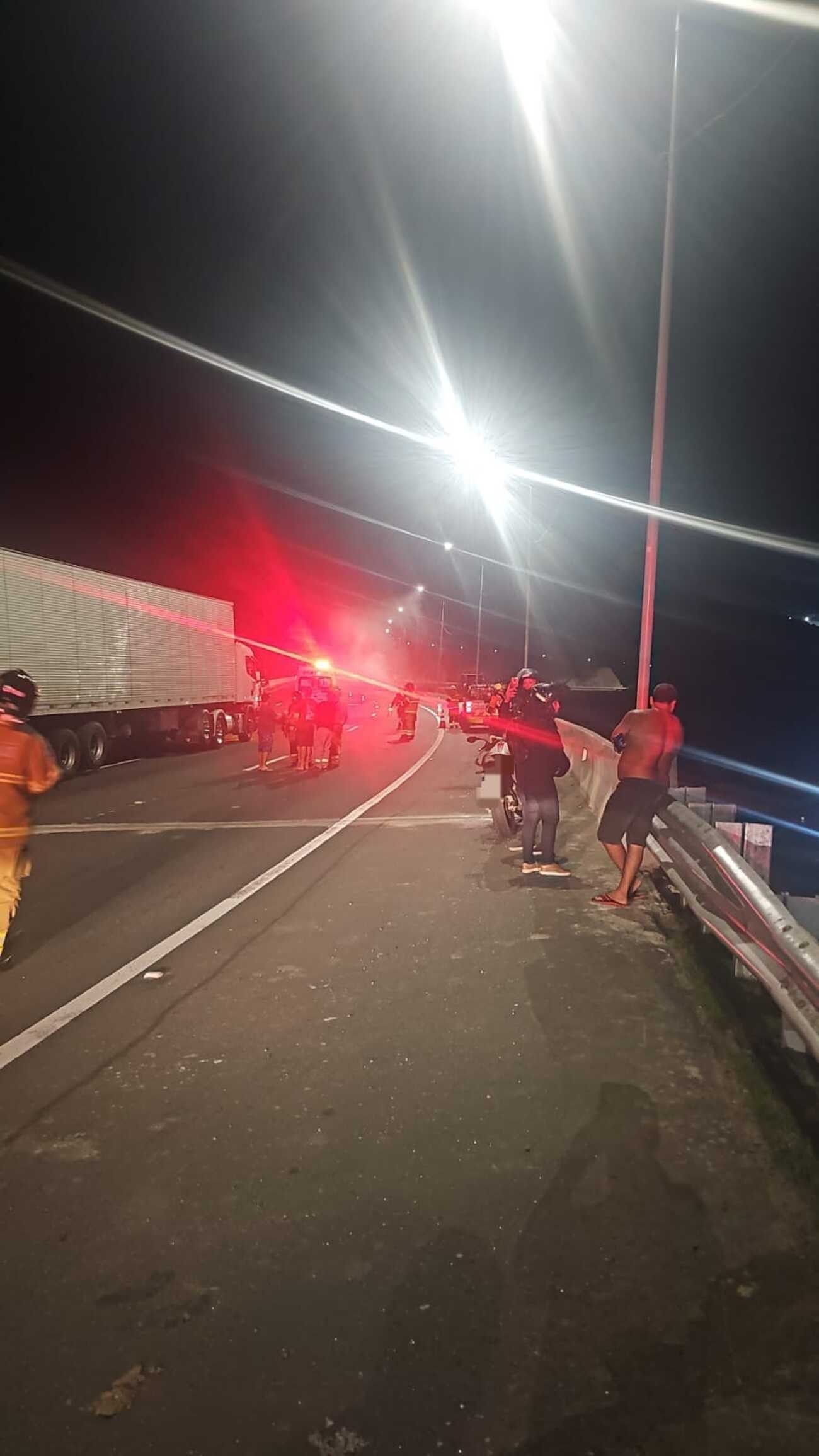 Vazamento de ácido clorídrico interdita a Via Dutra, em Piraí