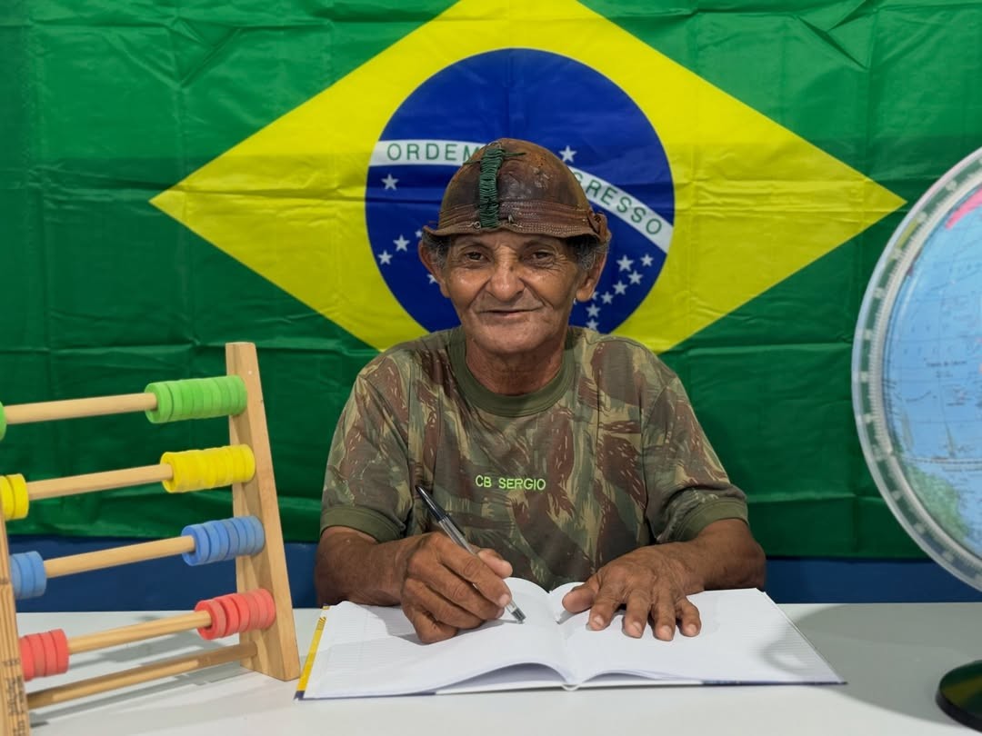 Adultos e idosos de turmas do EJA posam para foto escolar pela primeira vez e imagens emocionam internautas