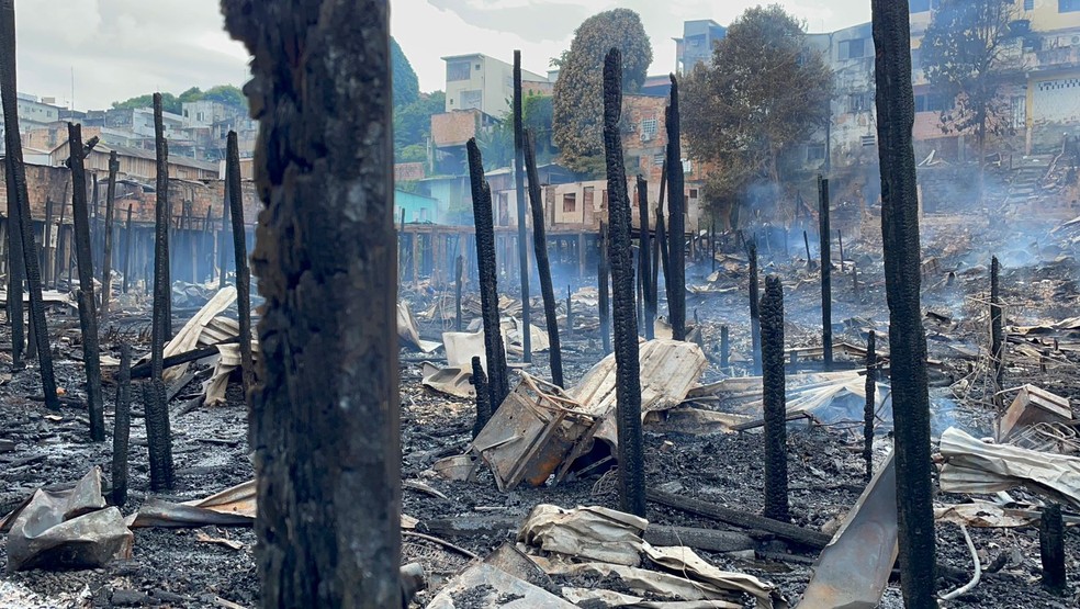 Comunidade foi destruída por incêndio em Manaus. — Foto: Patrick Marques/g1 AM