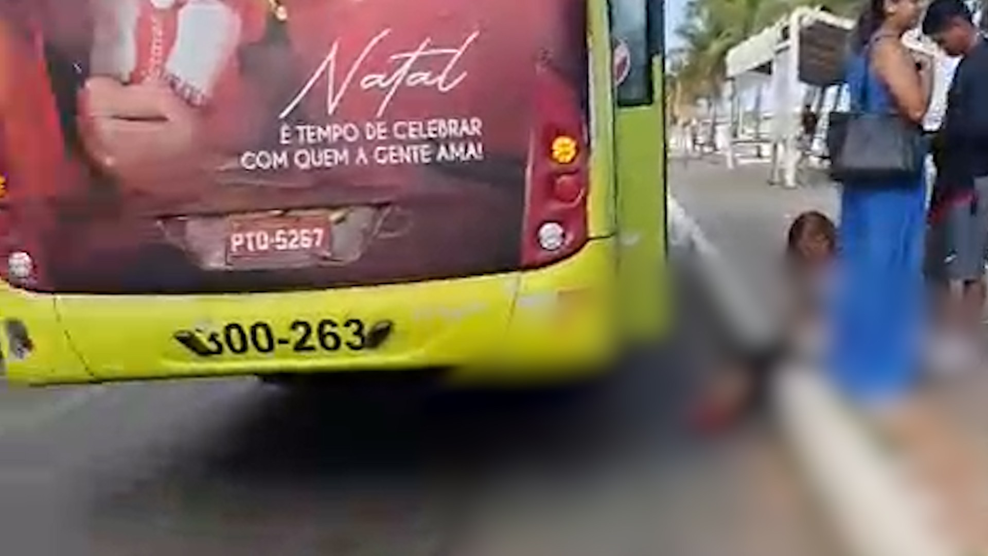 VÍDEO: Passageira tem pé ferido ao descer de ônibus do transporte público na avenida Beira-Mar, em São Luís