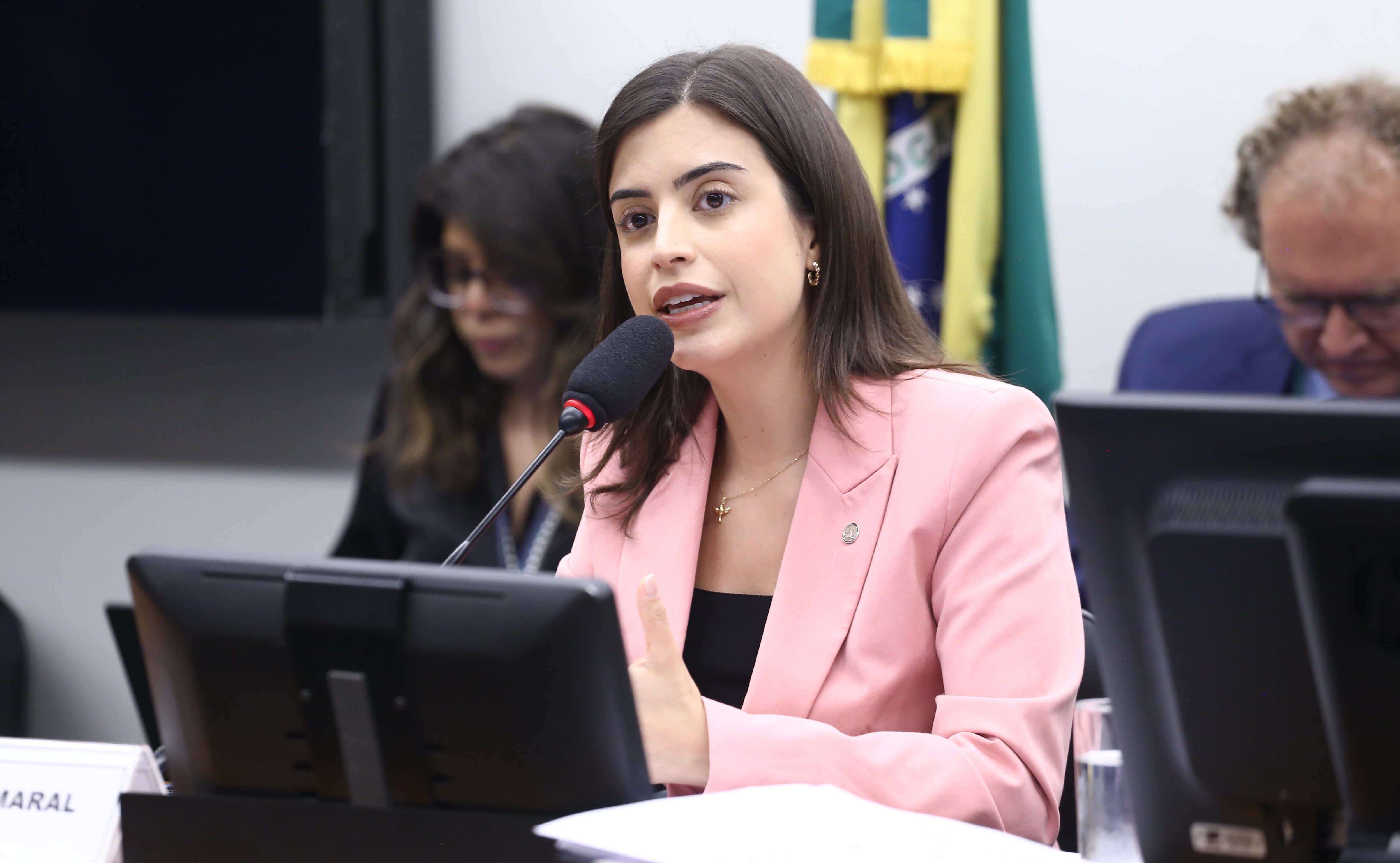 Mãe de Tabata Amaral sofre acidente durante agenda de campanha e está internada na UTI