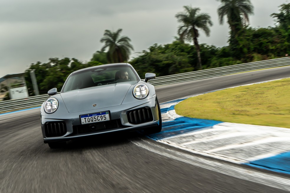 Porsche 911 Turbo S no autódromo Velocitta em Mogi Guaçu (SP). — Foto: Divulgação / Porsche