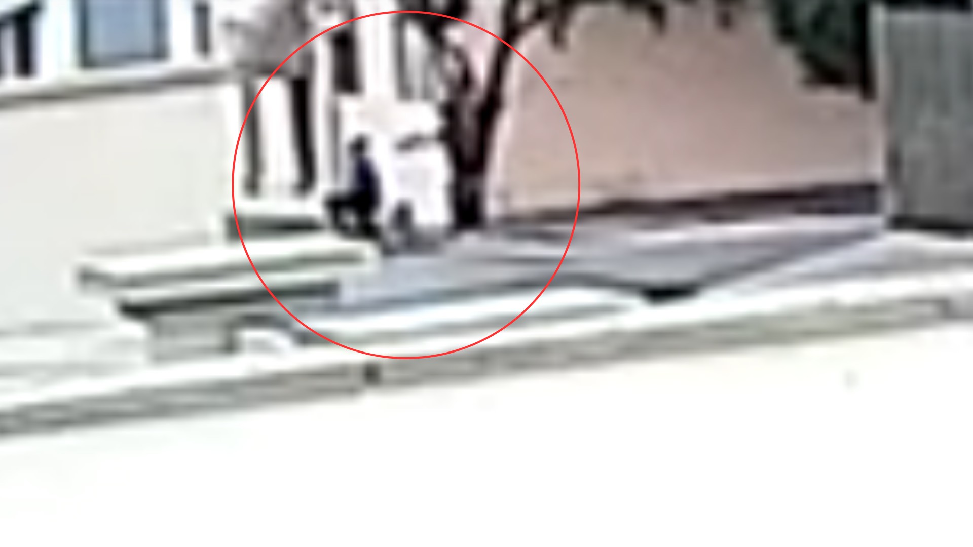 VÍDEO: mulher joga água e óleo fervendo no vizinho após briga no interior de SP 