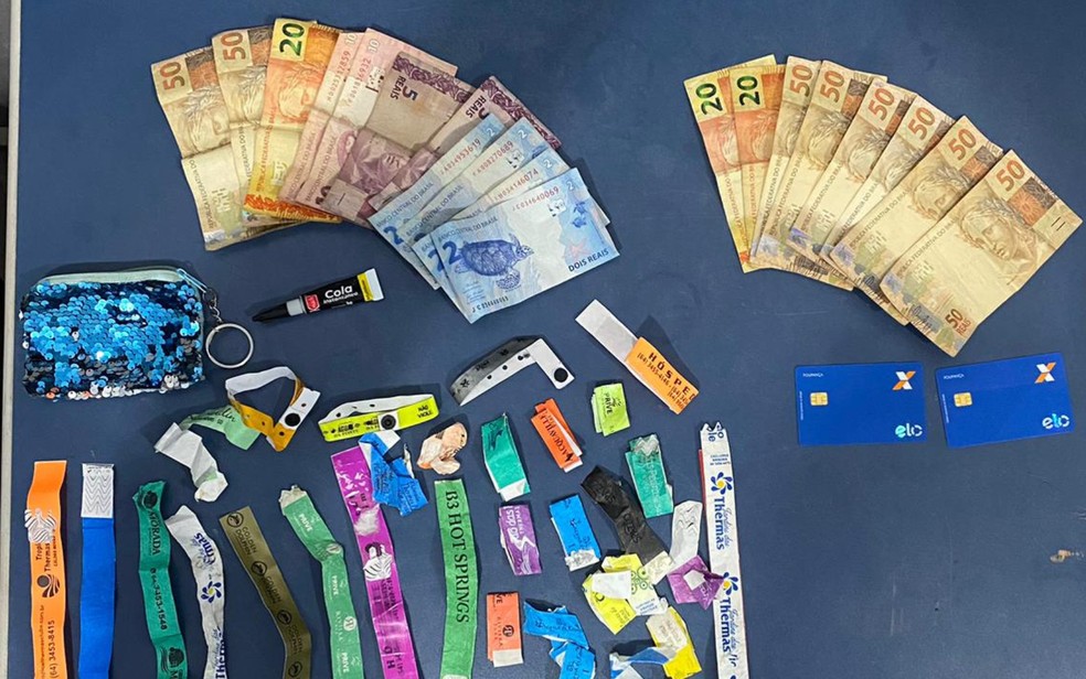 Mulher é presa suspeita de pegar pulseiras de hotéis no lixo, se passar por hóspede e furtar quarto, em Caldas Novas