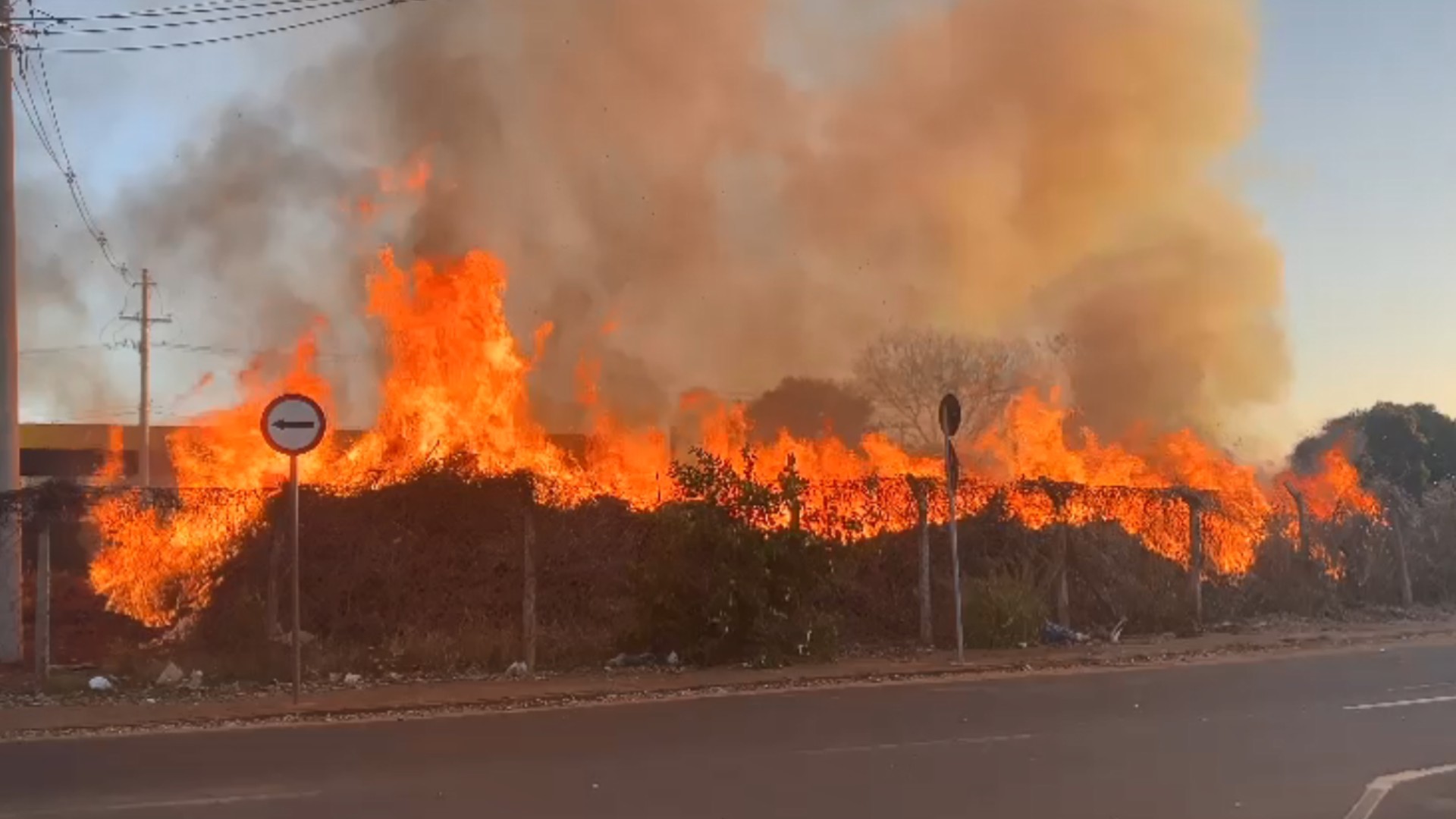 Incêndio em ponto de apoio causa fumaça; bombeiros foram acionados para conter chamas 